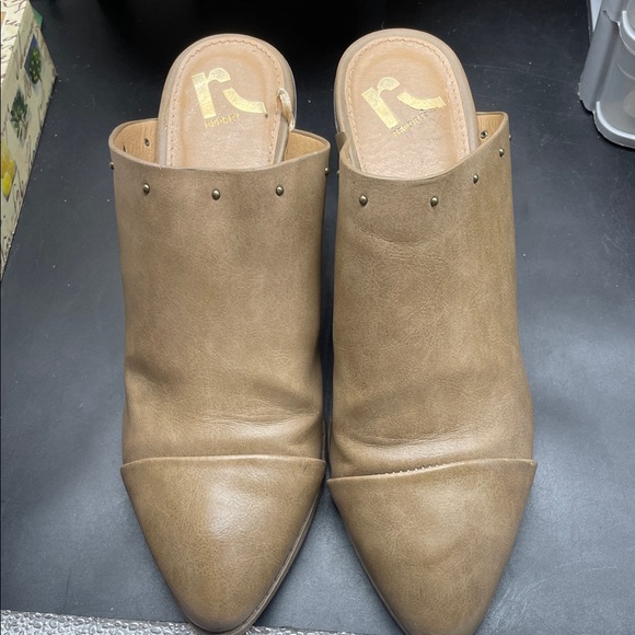 Report Shoes - Report.  Beige Mule Pointed Toe Heels Women's Size 7. Great Condition
